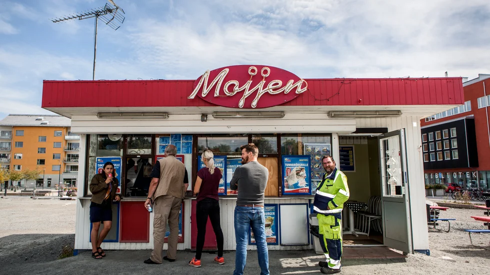 En ledamot i kommunstyrelsen krävde svar på hur Mojjens stämning av Knivsta kommun hanterats, bland annat kring vad ärendet kostat Knivstas skattebetalare genom åren.