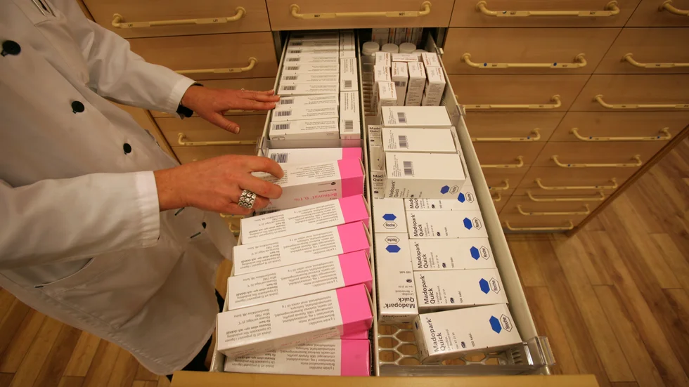 Vi behöver återigen ett samhälle som är starkt nog att förse det svenska folket med den medicin vi behöver, skriver debattörerna.