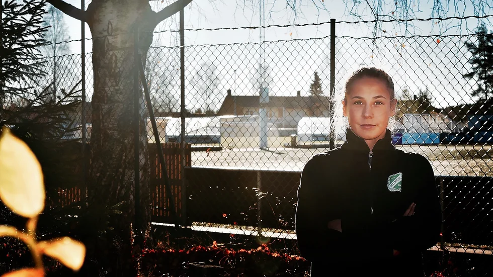 Olivia Holm, som förra året var med och tog upp Morön i elitettan, är tillbaka på Skogsvallen.