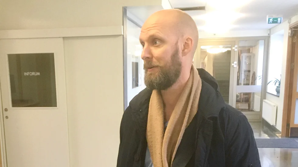 Advokaten Fredrik Elveros är förordnad målsägarbiträde till familjehemsflickan ”Emmy” som Norran rapporterat om. 