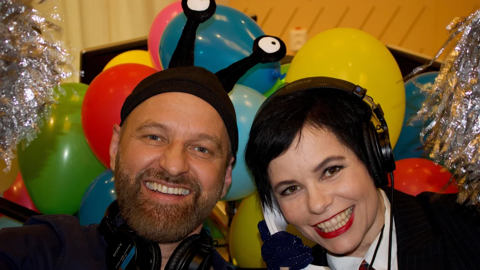 Björn Kjellman och Carolina Norén ska lotsa lyssnarna genom Eurovision. Pressbild.