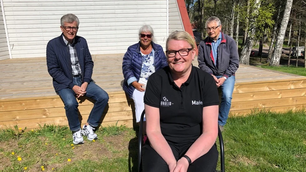 På Furulid siktar man nu på sommaren trots coronakrisen.

I förgrunden syns nyanställda cafévärden Marie Karlsson och på scenen sitter från vänster Jangunnar Hjalmarsson, Britt Sjögren och Anders Christensson.