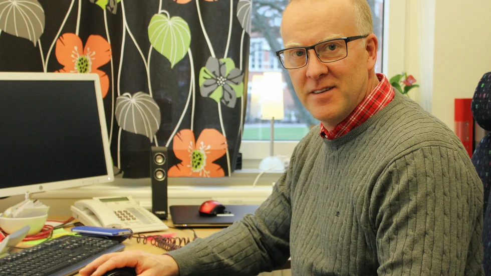 Gymnasiechefen Anders Eriksson berättar att skolan haft fall med elever som riskerat att bli förda utomlands mot sin vilja för att gifta sig. "Om vi misstänker att det har något med hederskultur att göra så gör vi en orosanmälan till socialförvaltningen", säger han. 
