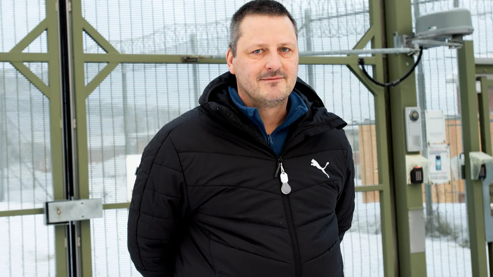 Huvudskyddsombud Ronny Andersson säger: "Ett önskescenario skulle vara att bygga arbetsgrupper där olika representanter finns; som en vakt, en intelligent och en behandlare".