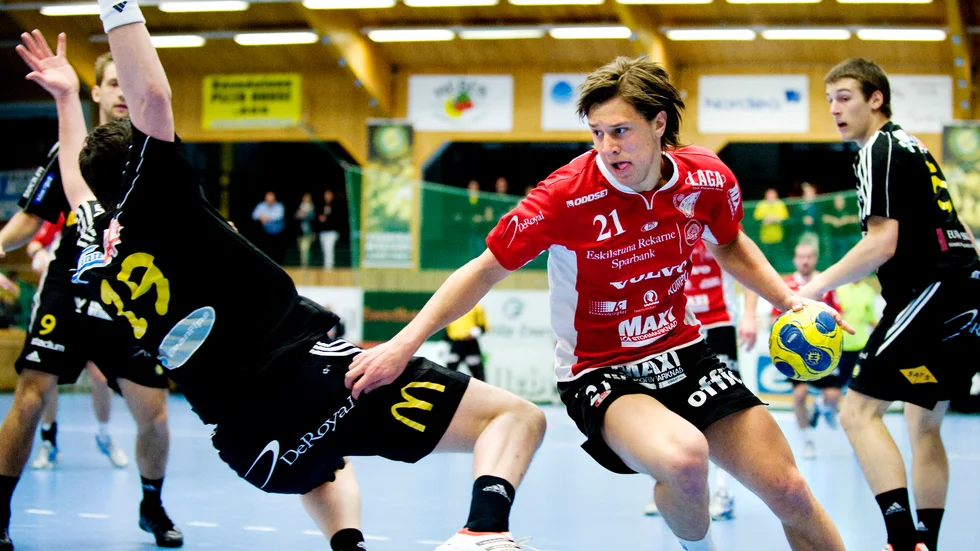 Mattias Zachrisson leker med motståndarna i semifinalserien mot Sävehof 2009.