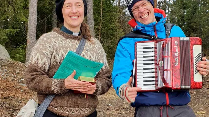 Maria Andersson, diakon och Rickard Tjernlund, församlingsmusiker i Norrfjärdens församling höll i utomhusgudstjänsten.
