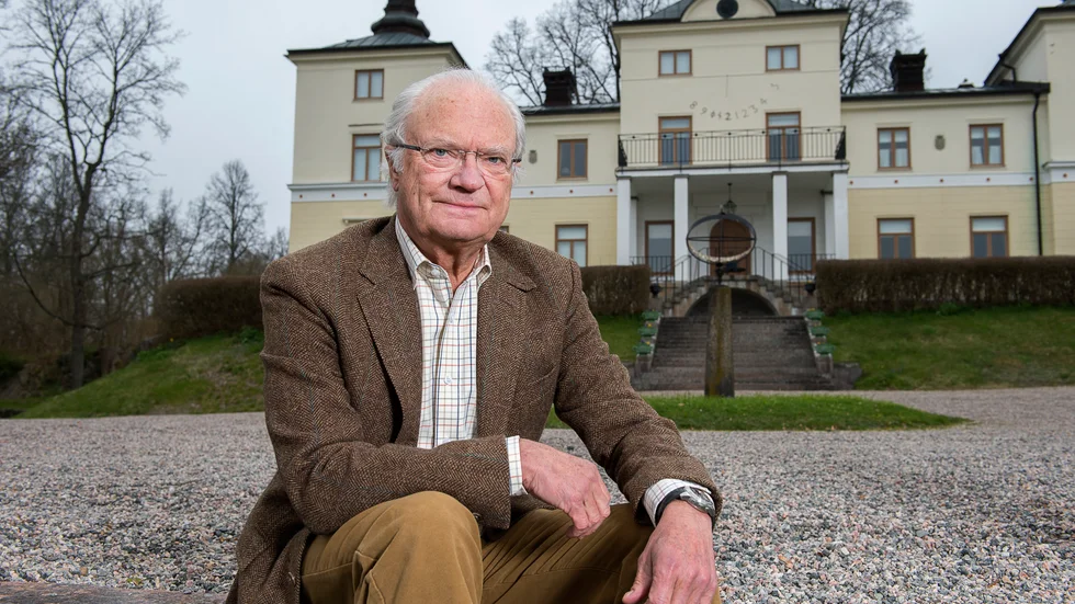 Carl XVI Gustaf utanför Stenhammar slott i Flen.
