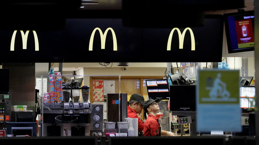 Det blev rusning till snabbmatsrestaurangerna när Nya Zeeland lättade på vissa av de coronarelaterade restriktionerna i tisdags.