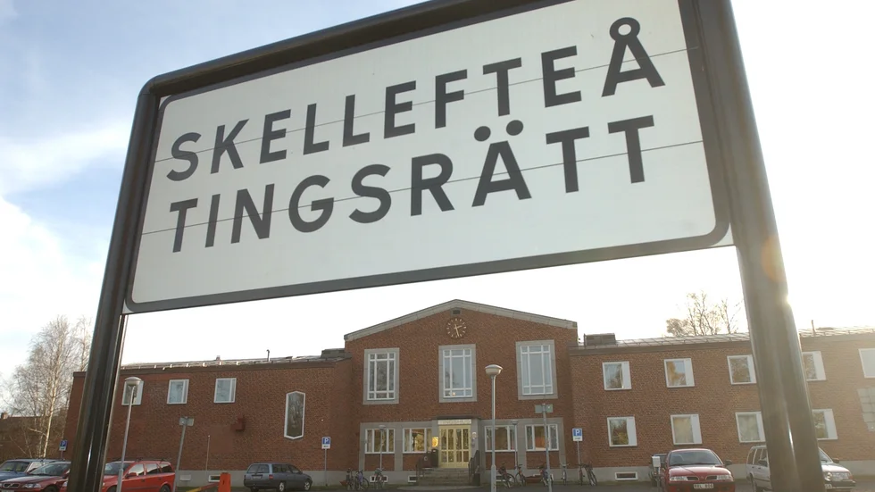 Döms till fängelse. 
