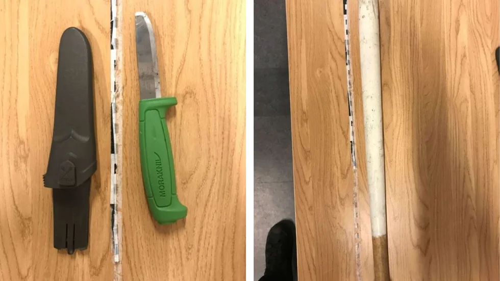 Polisen stoppade den 29-årige bilföraren i Berga centrum. I bilen hittade patrullen en kniv och ett basebollträ. 