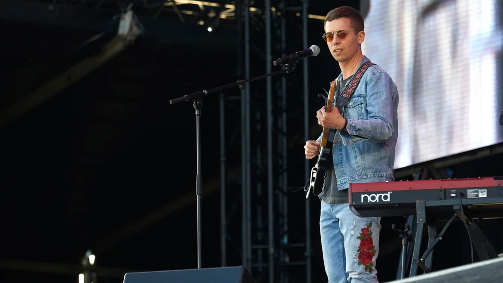Danska musikern Mads Langer uppträder på en drive-in konsert. Arkivbild.