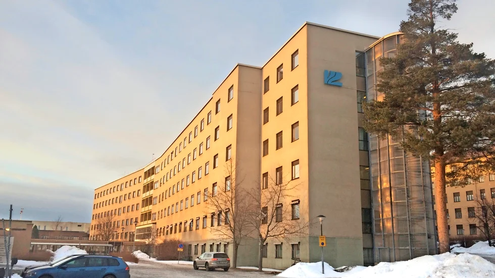 Skjuter på personalens semester. 