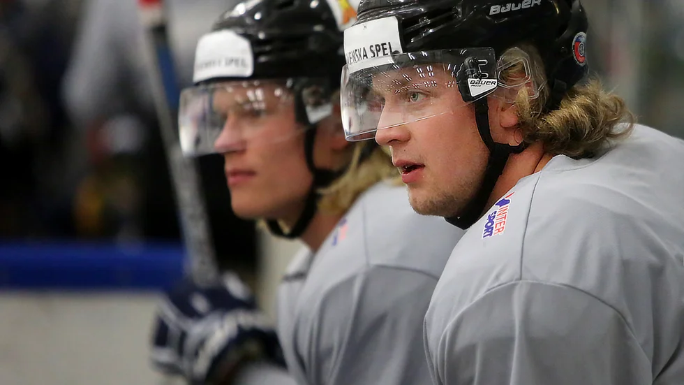 Mikael Hedlund gjorde en bra debutsäsong i Visby Roma. Nu har forwarden bestämt sig för en förlängning.