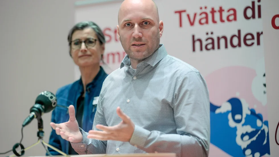 Smittskyddsläkare Britt Åkerlind och den regionala sjukvårdsledaren Rickard Lundin under tisdagens presskonferens. 