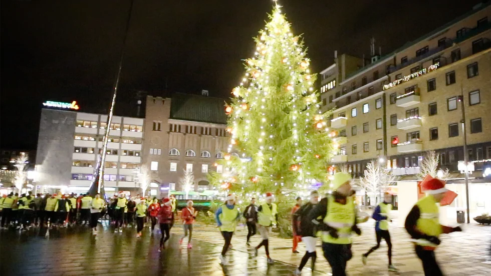 Julhelgen närmar sig och som vanligt kommer kommunen troligtvis att smycka staden med tusentals, om inte miljoner lyktor och lampor! Skriver signaturen"Undrande pensionär"