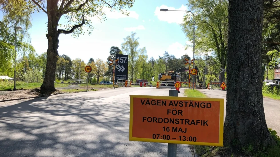Lysingsvägen över järnvägsspåret stängs av för fordonstrafik under lördagsförmiddagen.