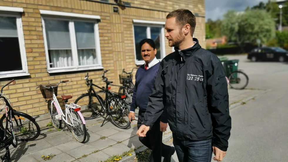 Yousaf och Mattias på väg in till taxiförarnas fikarum.