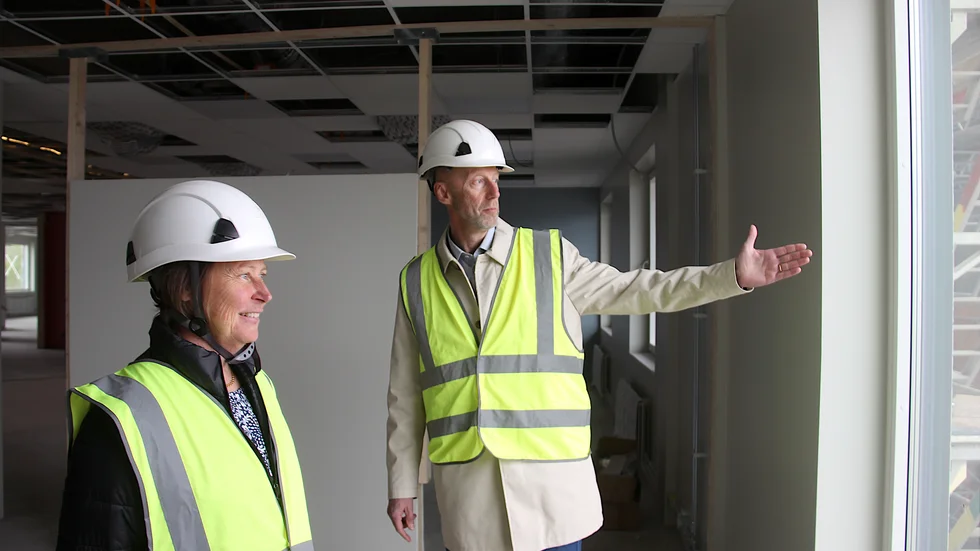 Rektor Lars Jonsson och koordinator Maria Asplund gillar utsikten i den nya skolan.