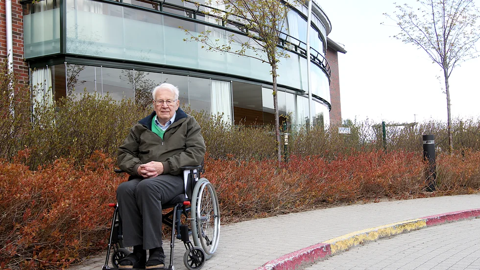 På tisdagen inledde 92-årige Karl-Axel Källstrand vid Åkersbergsvägens omvårdnadsboende en matstrejk i protest mot att kommunen inte ger honom svar i balkongfrågan.
