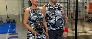 Lena och Tobias gifte sig på padelbanan