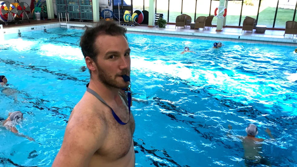 Christopher Vang från Vikingstad är vattenpoloproffs och har spelat i ett tiotal länder under ett drygt decennium. Sporten som han älskar och brinner för visade han upp för simmare och triathleter i Motala på måndagen. 