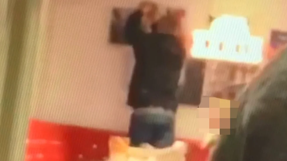 Den 40-årige mannen fångas på mobiltelefonfilmen när han stjäl tavlor inne på gatuköket Krysset.
