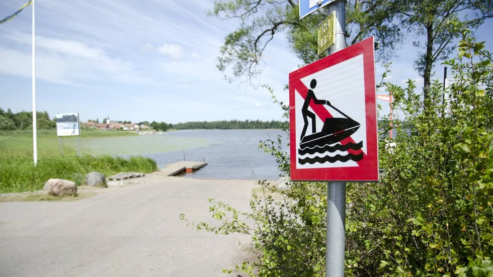 Sedan tidigare sitter det uppe skyltar om att man inte får åka vattenskoter i Gnestas sjöar. Men det åks ändå, och det är en polisfråga. 