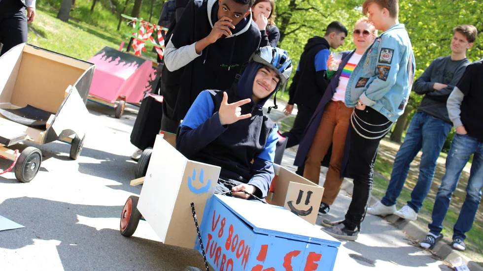 Hussein och Dilan visade stolt upp sin turbo-glassbil.