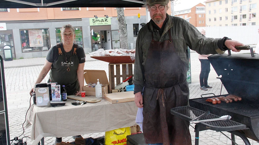 Lotta Hermansson på Smak tog emot Lasse Dahlén från Köttbutiken i Stallarholmen och hade försäljning, demonstration och grillning på Stora Torget, ett alternativ som kunder uppskattat i coronatider.