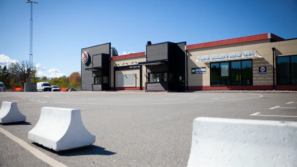 Parkeringen framför Burger king i Ödeshög gapar tom. Restaurangen har varit stängd i flera veckor.
