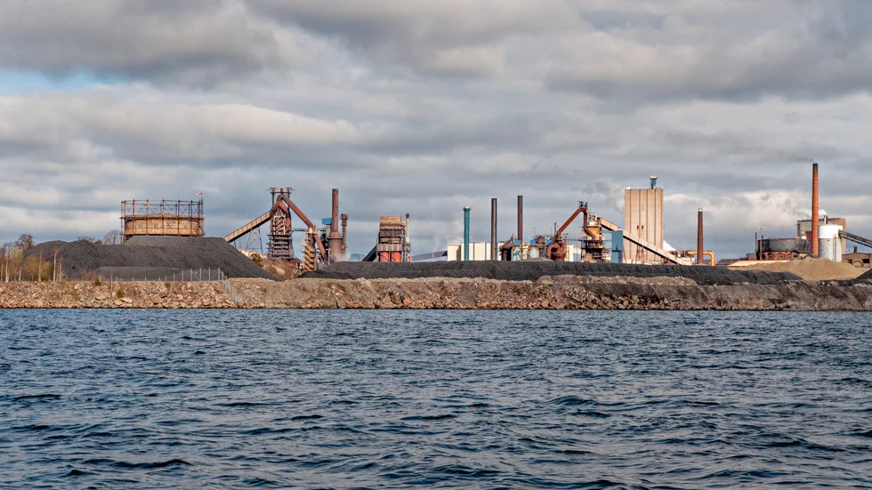 SSAB i Oxelösund behöver sina elledningar för att ställa om till fossilfri ståltillverkning. 