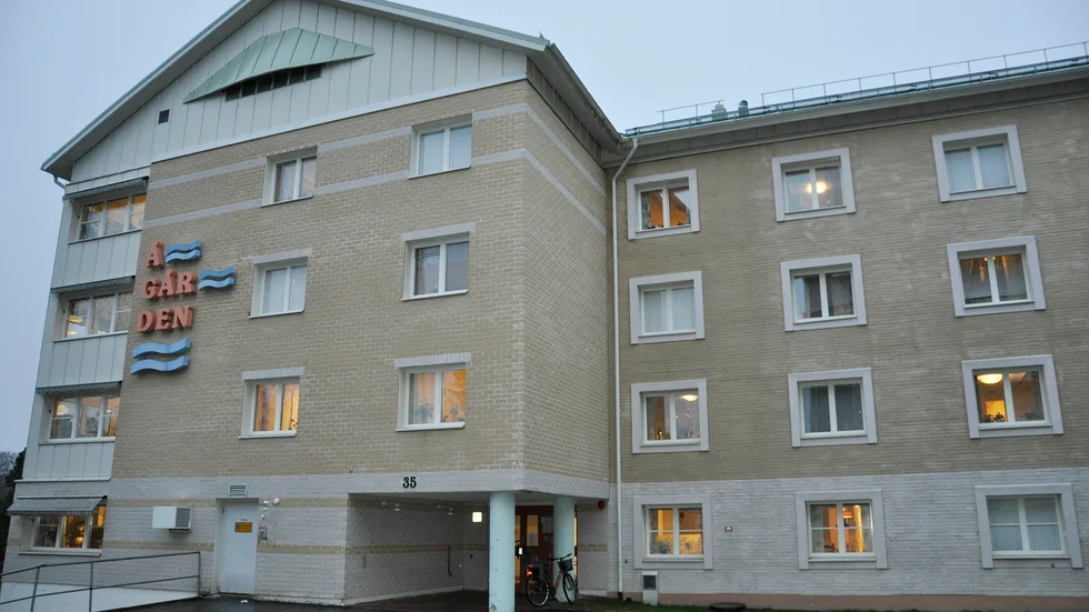 Ågården som i dag är ett äldreboendehar förvandlats mer och mer till ett demensboende. Nu plockar socialnämnden bort tre lägenheter trots en växande kö.