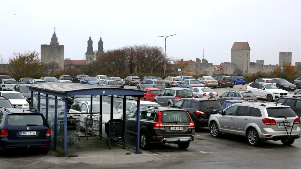 Bilden från parkeringen är tagen vid ett tidigare tillfälle.