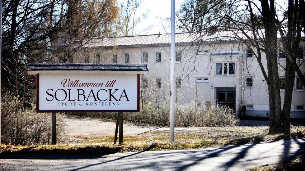 Solbacka var i hyfsat gott skick när den kinesiske affärsmannen Gouqiang Zhao köpte fastigheten 2011. I dag är flera av byggnaderna fallfärdiga.