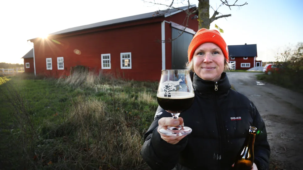 Vid Snausarve i Silte jobbar Nina Schultes och Kalle Andersson med planerna inför att regeringen ska släppa gårdsförsäljning av alkohol fri den 1 juni.