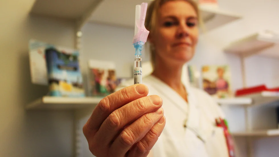 Maria Sleman, sjuksköterska på Vimmerby hälsocentral, är redo för ännu en vårdos mot covid-19. Fokus ligger på de över 80.