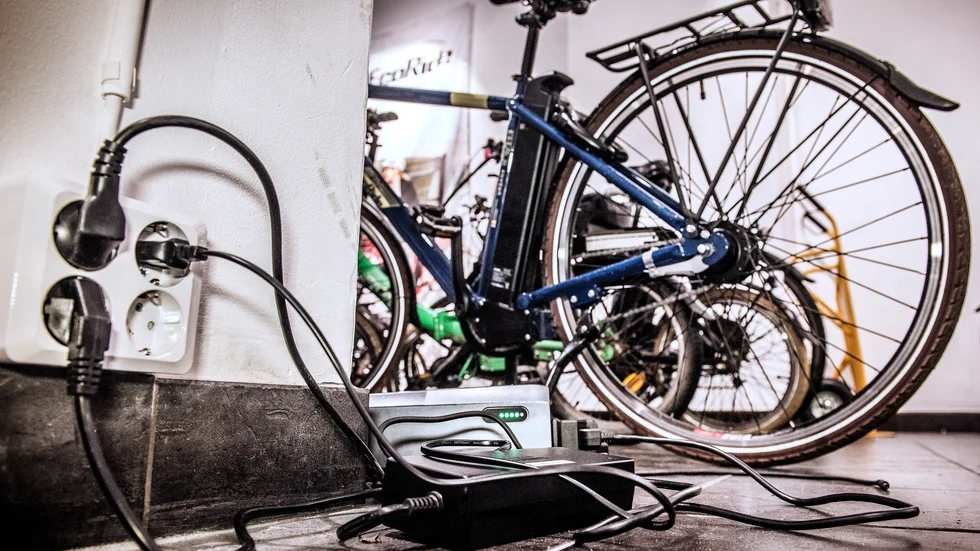 En eller flera elcyklar, samt batterier till elcyklar och verktyg ska ha bestulits från en butik i Gottsunda under morgonen.