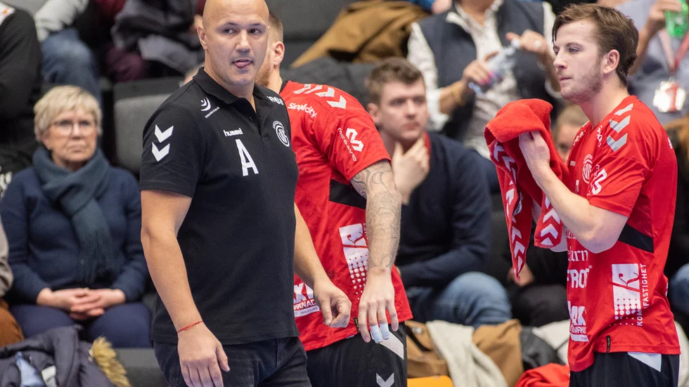 Guiftränaren Zoran Roganovic var inte nöjd med domarinsatsen efter förlusten mot Sävehof. Arkivbild.