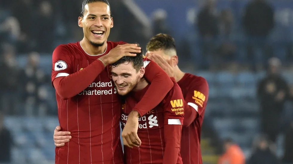Liverpools Virgil van Dijk och Andy Robertson får inte fira en eventuellt Premier League-titel på Anfield Road. Arkivbild.