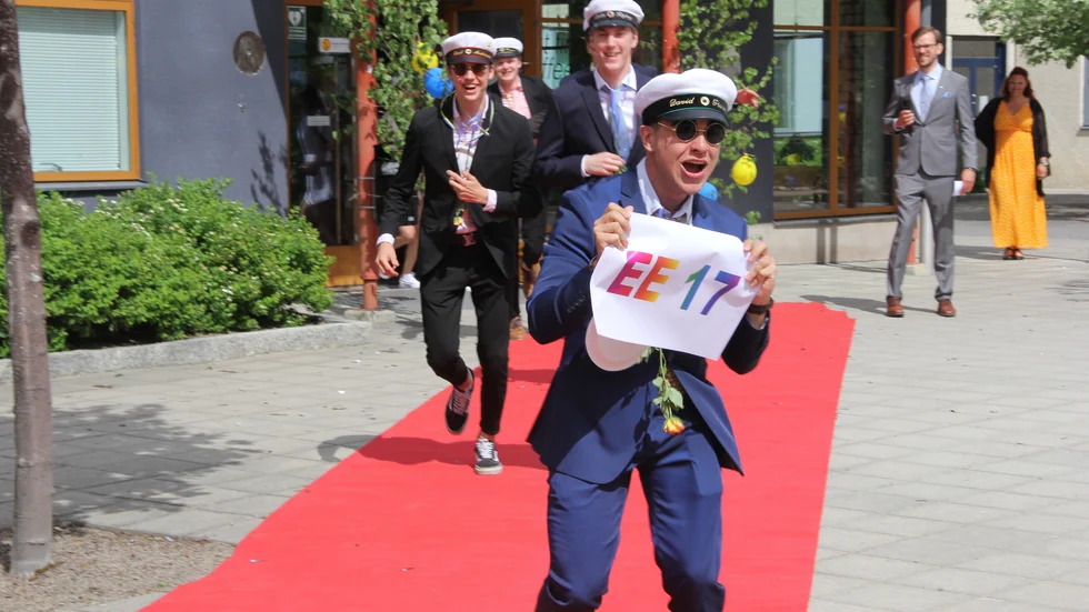 Det blir utjogg på röda mattan för alla avgångselever på Högbergsskolans gymnasieprogram på fredagen. Precis som förra året är gymnasieavslutningen omgärdad av vissa begränsningar.
