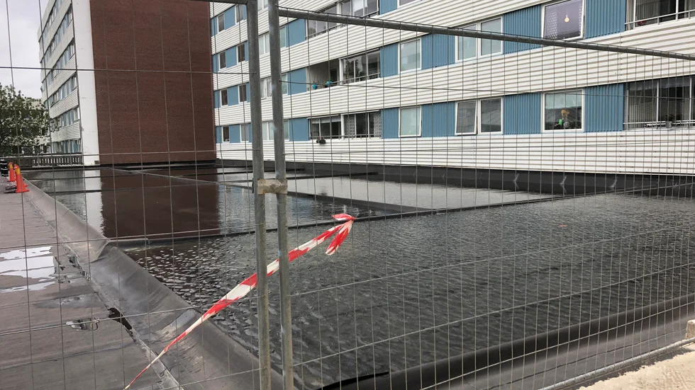Små vågor krusade ytan på vattenspegeln mellan husen. (Arkivbild)