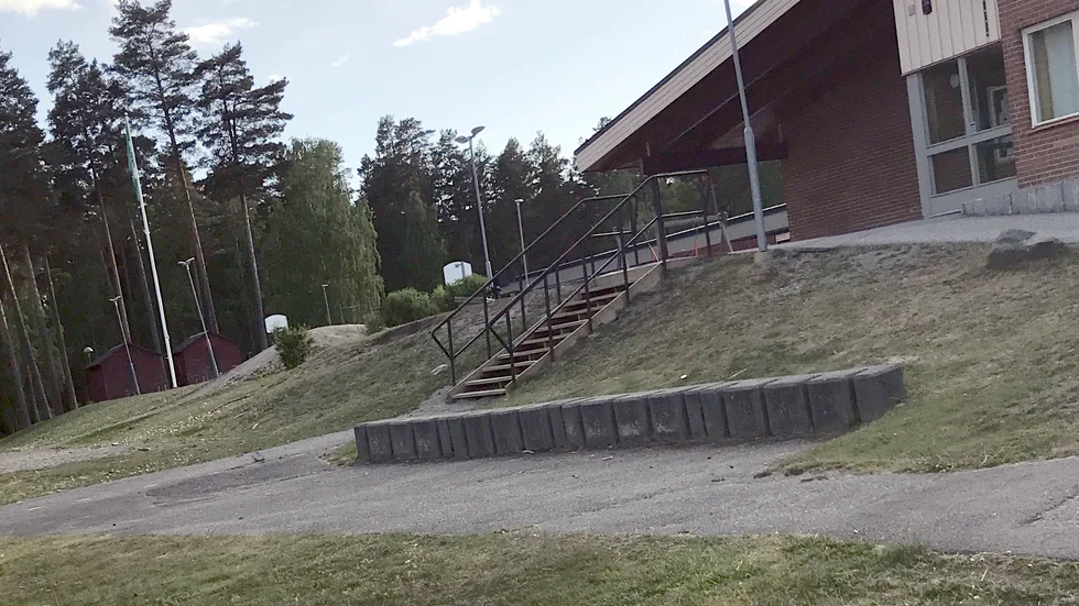 Polisen kallades till Finningeskolan sent i söndags eftermiddag sedan oroligheter uppstått kring en basketmatch på skolgården. En flicka i 16-årsåldern träffades av en raket.