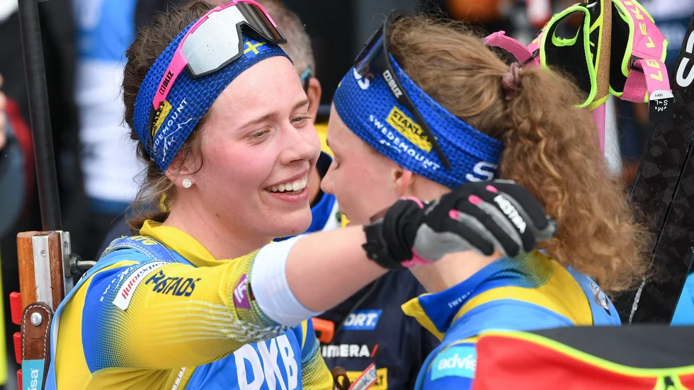 "Jag ska höja min lägstanivå men även min högstanivå", säger Elvira Öberg, här tillsammans med storasyster Hanna under skidskytte-VM i Antholz i februari, om den kommande säsongen. Arkivbild.