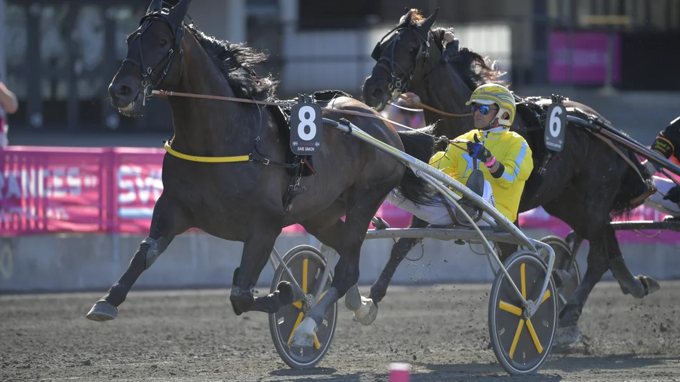 Earl Simon med Franck Ouvrie vinner förrsta försöksloppet i Elitloppet.