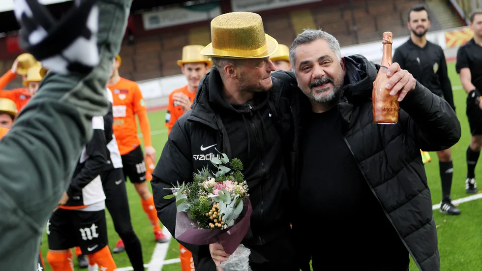 Adnan Ergül, här firandes den nyvunna platsen i division 1 med dåvarande tränaren Kim Hellberg, kommer fortsätta vara en del av Sylvias sportsliga del. 