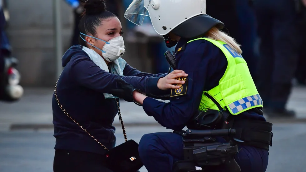 Kravallpoliser stoppar demonstranter vid Norrbro i Stockholm på onsdagskvällen.