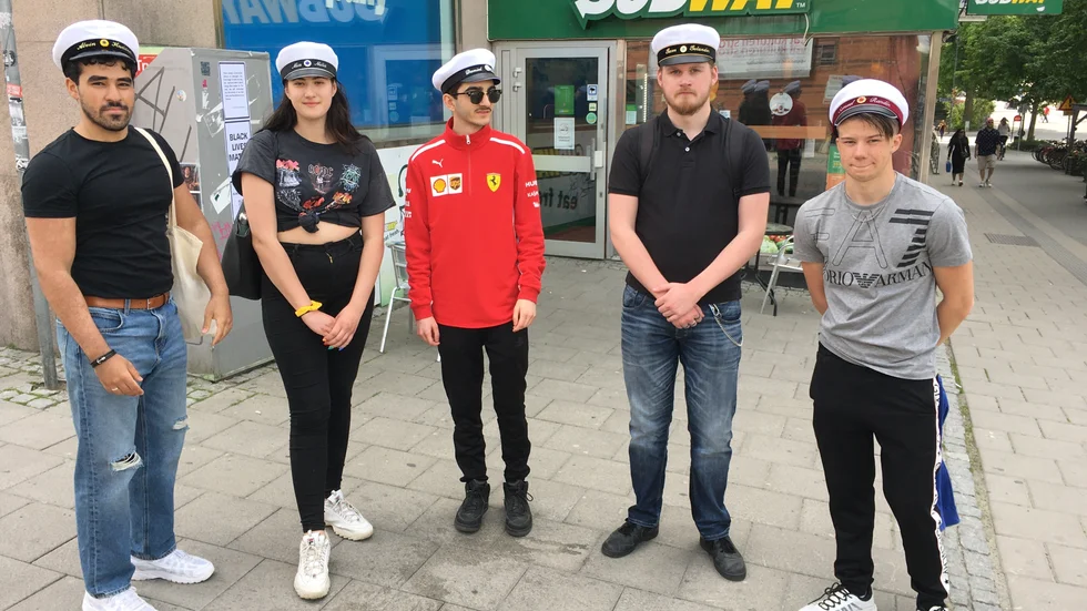 Det studentfirande kompisgänget förklarar hur de ser på nationaldagen under coronapandemin. Från vänster: Alvin, Mia, Daniel, Sam och Samuel.