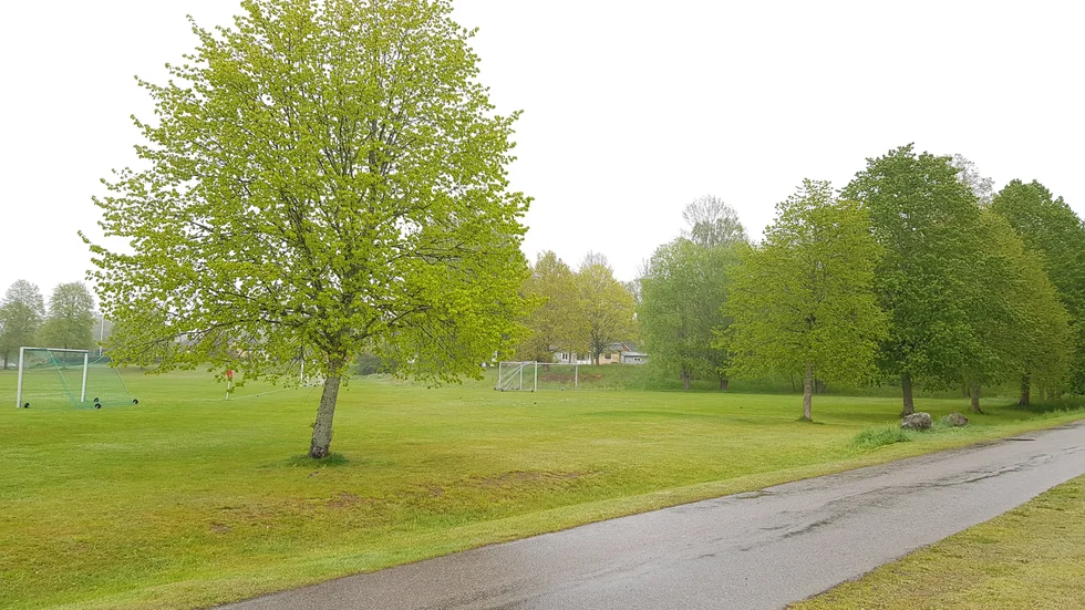 Hit till ett hörn av Edbergfältet, mellan Violvägen och gång- och cykelbanan föreslås campingstugor och ställplatser för husbilar flyttas. 