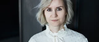 Grå personer och grått liv målat med lysande färger