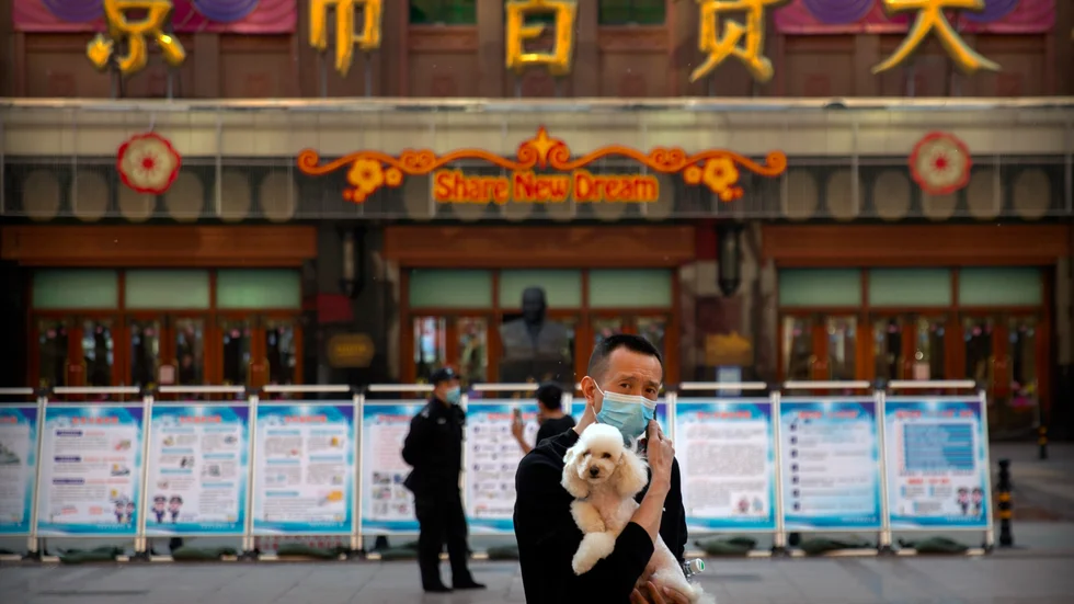 Två månader efter att ha stängt gränserna börjar Kina lyfta på sina restriktioner för utlänningar. Bild från Peking i slutet av april.